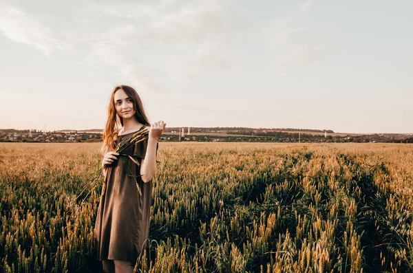 Mujer feliz caminando en el campo de trigo — Foto de Stock