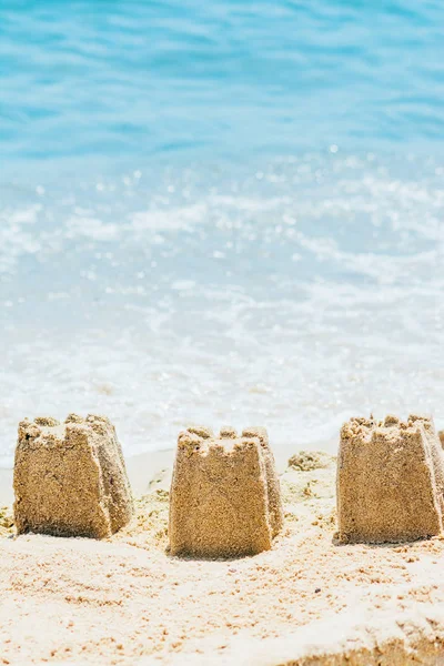 Castelos de areia na praia — Fotografia de Stock