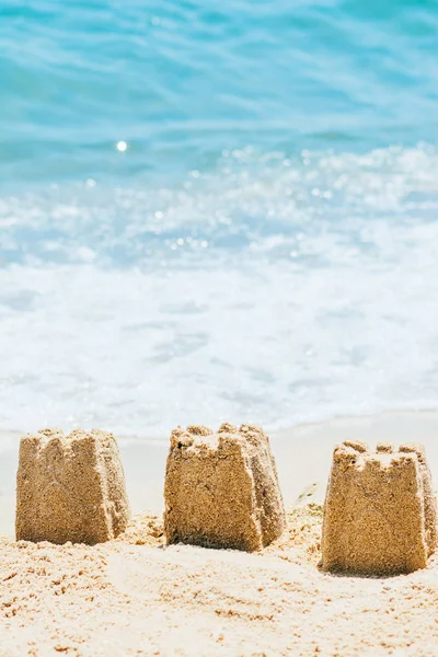 Castelos de areia na praia — Fotografia de Stock