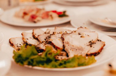 Pişmiş domuz eti soğuk dilimlenmiş 