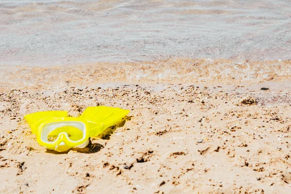 Yellow swimming flippers and mask — Stock Photo, Image