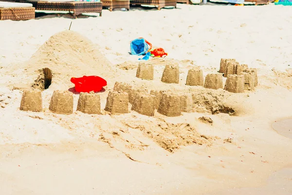 Castelos de areia na praia — Fotografia de Stock