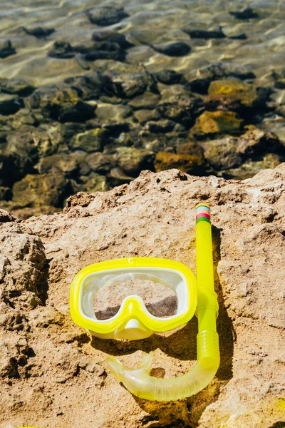 Yellow swimming flippers and mask — Stock Photo, Image