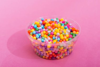 Küçük topları olan plastik kase. 