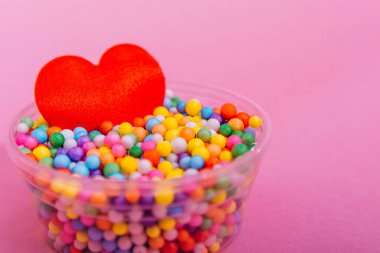 Küçük topları olan plastik kase. 