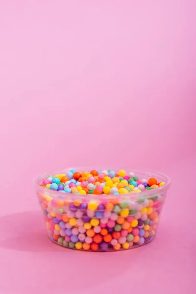 Tazón de plástico con bolas pequeñas — Foto de Stock