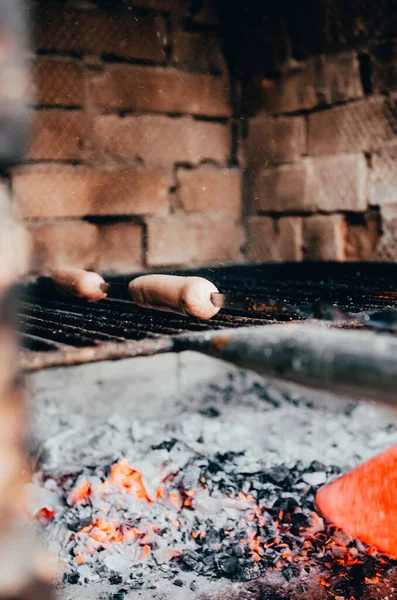 Smażenie kiełbasek w grillu — Zdjęcie stockowe