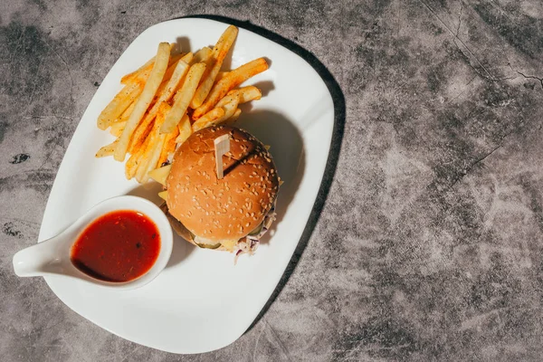 Patates kızartmalı bir hamburger.