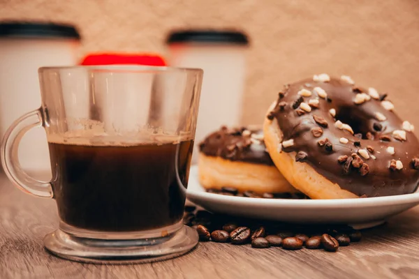 Эспрессо и шоколадные пончики — стоковое фото