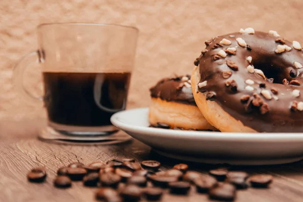 Café expresso e donuts de chocolate — Fotografia de Stock