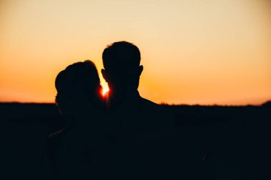 Gün batımında siyah siluetler