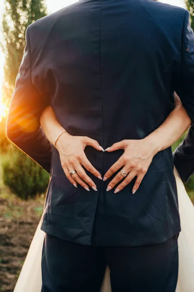 Parmaklarından bir kalp. 