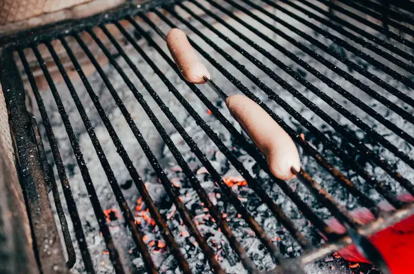 Smażenie kiełbasek w grillu — Zdjęcie stockowe