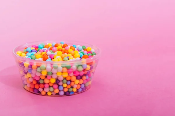 Tazón de plástico con bolas pequeñas — Foto de Stock