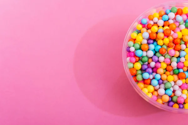 Tazón de plástico con bolas pequeñas — Foto de Stock