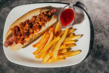 Patates kızartmalı sosisli.