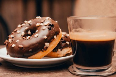 Americano ve çikolatalı donut.