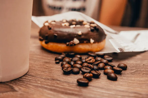Шоколадные пончики и кофейные зёрна — стоковое фото