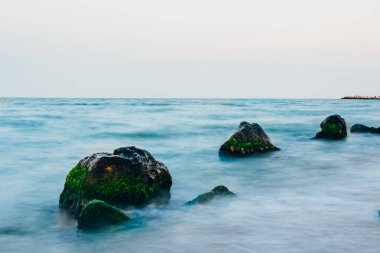 Büyük kayalıklı deniz plajı