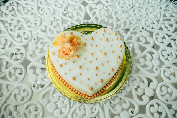 Tort weselny w kształcie serca — Zdjęcie stockowe