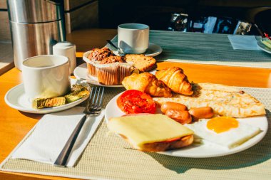 Kahvaltı için Fransız kruvasanı.