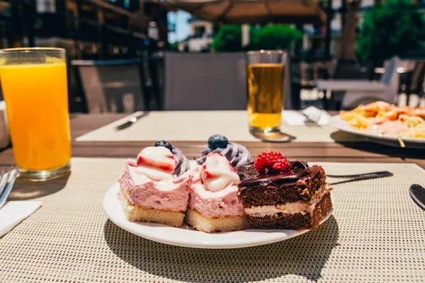 Frenk üzümü ve böğürtlenli kek