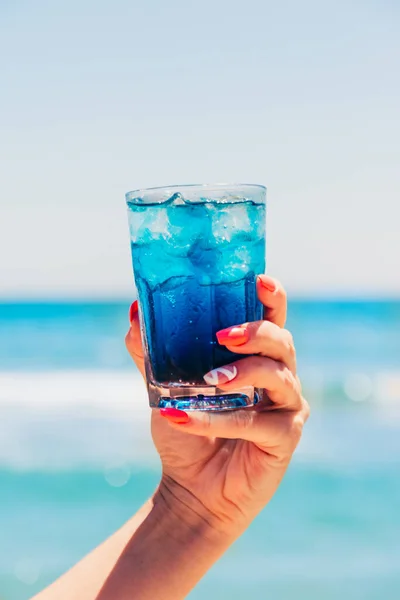 Cocktail azul na praia — Fotografia de Stock