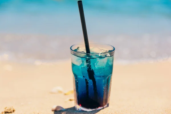 Sahilde mavi kokteyl.