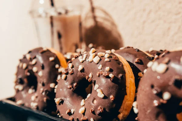 Шоколадные пончики в кафе — стоковое фото