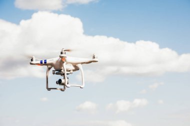 Havada beyaz dron