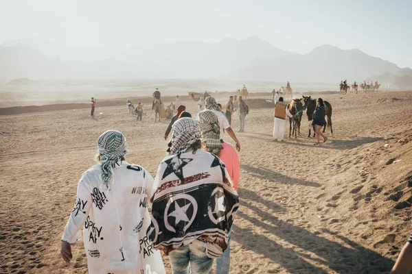 Tourists in desert — Stock Photo, Image