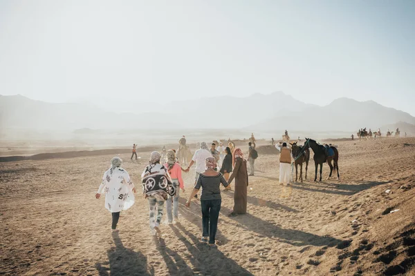 Tourists in desert — Stock Photo, Image