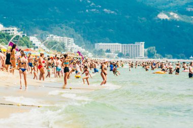 Tatil için turistlerle dolu plaj