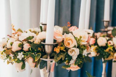 Çiçekli mumlar düğün süsü olarak