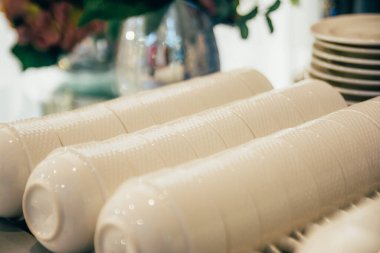 Temiz beyaz bardaklar.