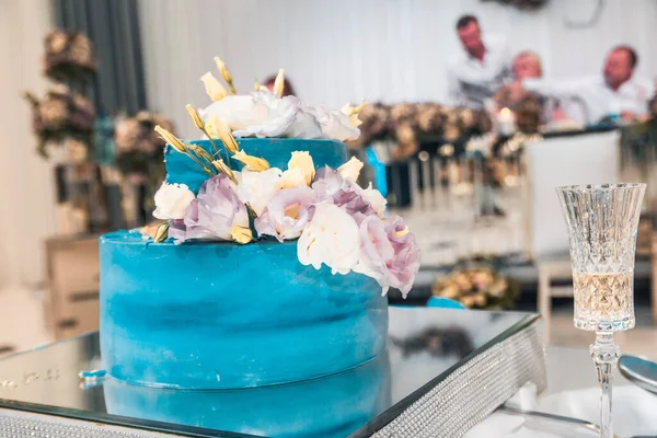 Blue cake with flowers — Stock Photo, Image