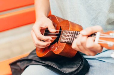 Ukulele çalan adam