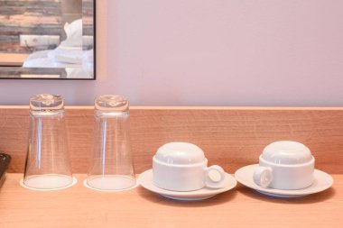 Otel odasında fincanlar var.