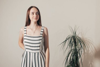 Beyaz elbiseli kız.