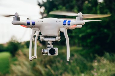 Havada beyaz dron