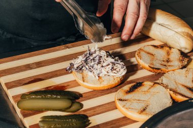 Hamburger yapan tencere.