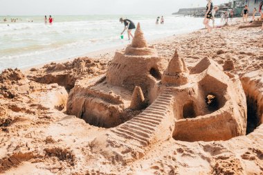 Deniz kenarındaki kumdan kale
