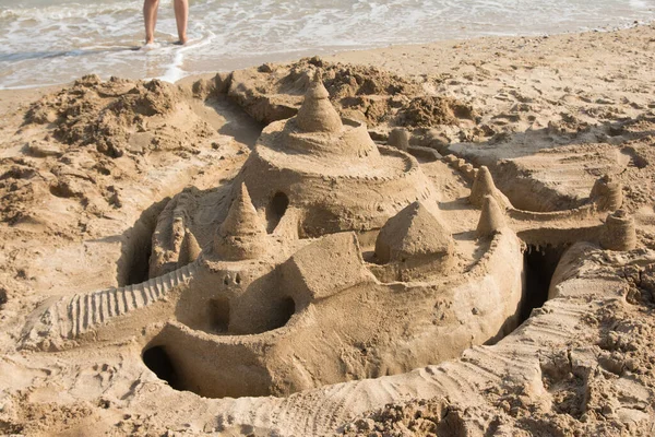 Castelo de areia junto ao mar — Fotografia de Stock