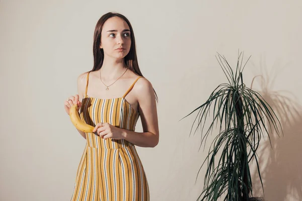 Chica en un vestido blanco — Foto de Stock