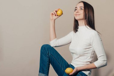 Limonlu kız başka tarafa bakıyor.