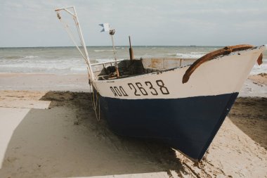 Deniz kenarında terk edilmiş eski bir gemi.