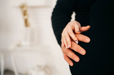 Adam elini hamile bir kadının karnında tutuyor.. 