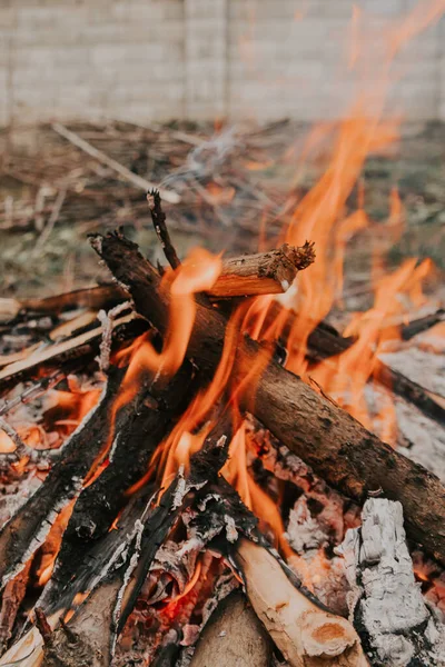 Tűz az udvaron. — Stock Fotó