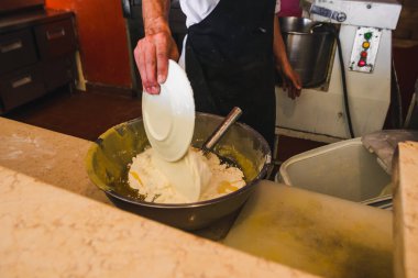 Hamuru çırpıcıyla yoğur.