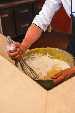 Hamuru çırpıcıyla yoğur.